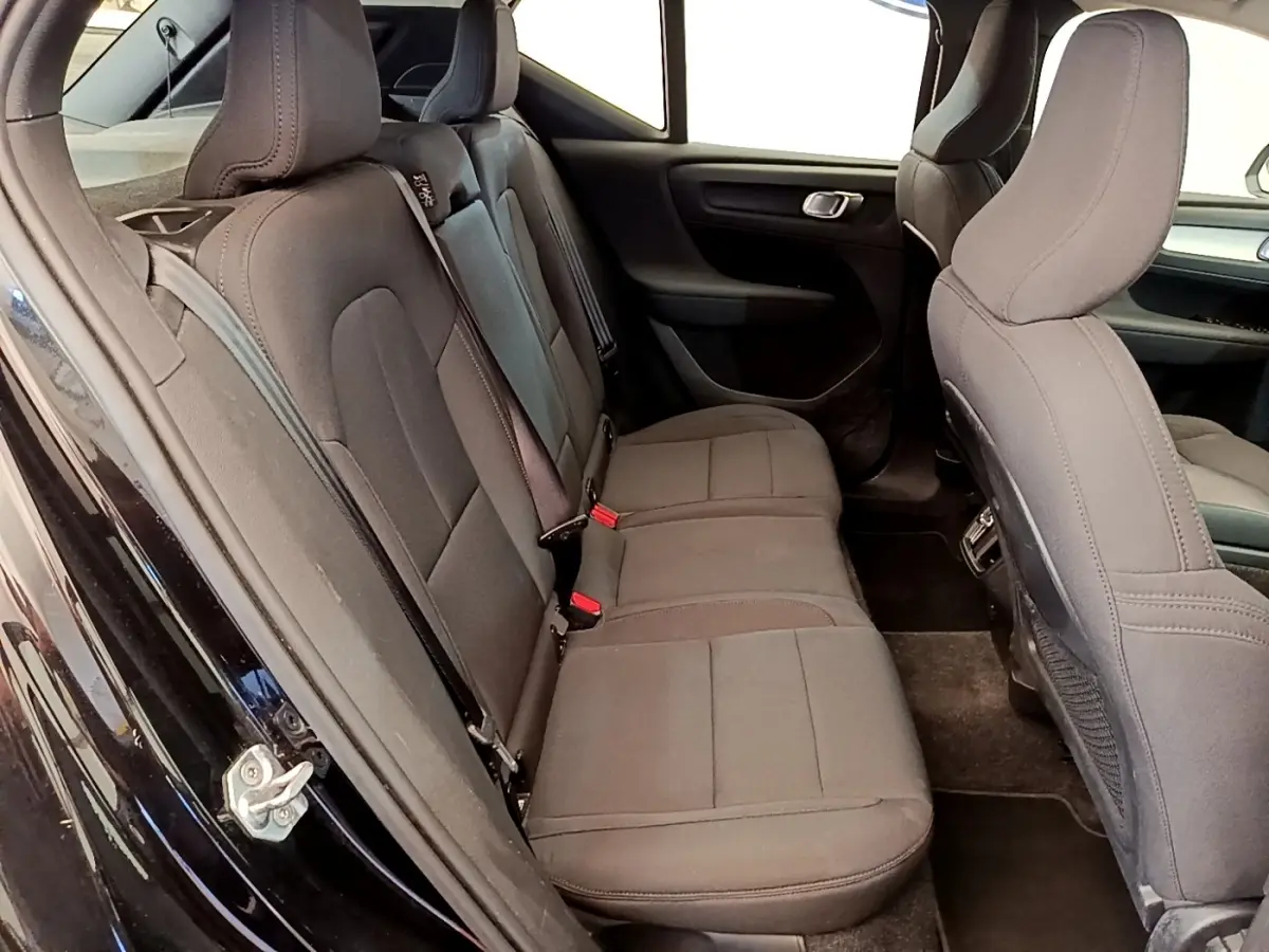 Vue intérieure côté gauche montrant la banquette arrière noire du Volvo XC40 T2 Momentum 2020 avec sièges tissu.