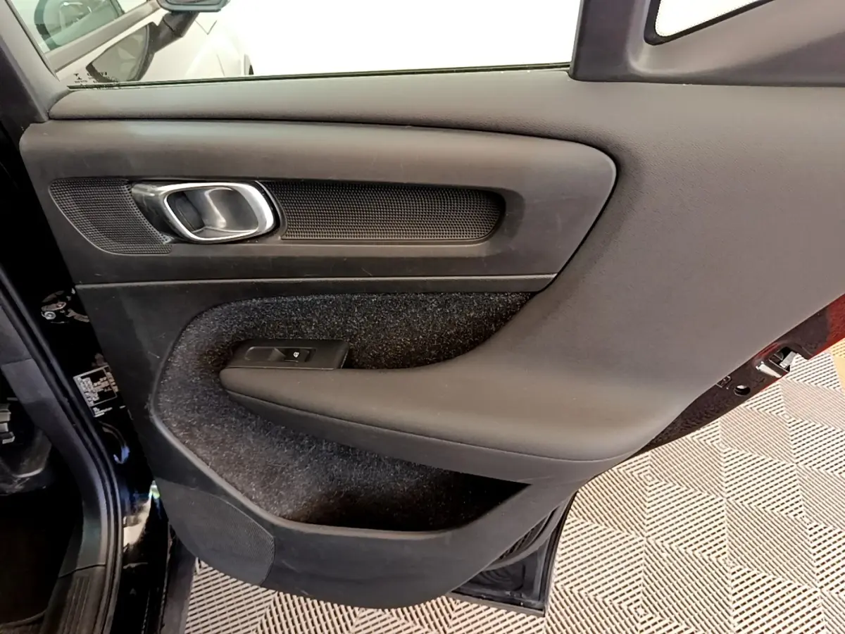 Vue intérieure du panneau de porte avant gauche noir du Volvo XC40 T2 129 Geartronic Momentum 2020.