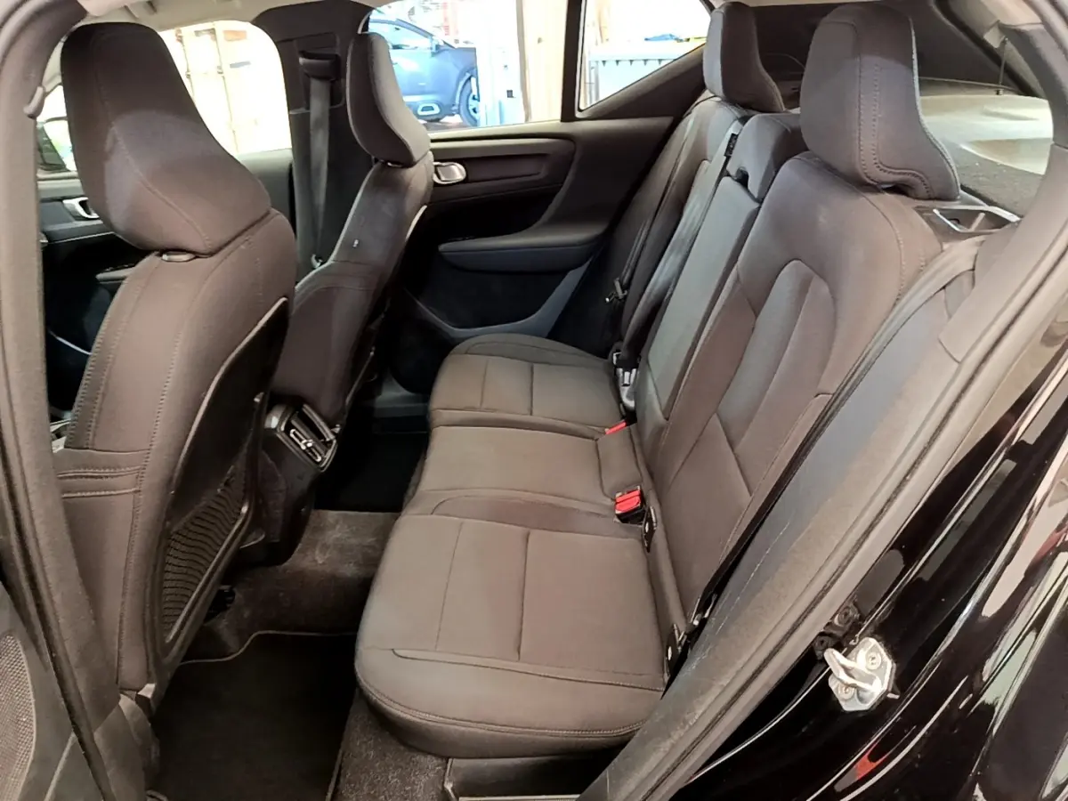 Vue intérieure côté droit sur la banquette arrière noire du Volvo XC40 T2 2020 avec portes ouvertes.