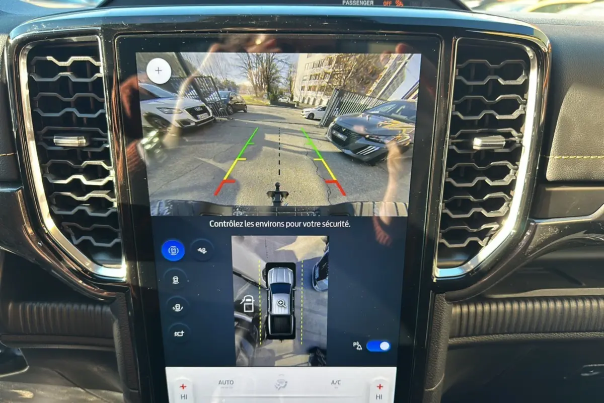 Écran central du Ford Ranger 2025 gris iconic montrant la caméra de recul et l'affichage 360° du stationnement.