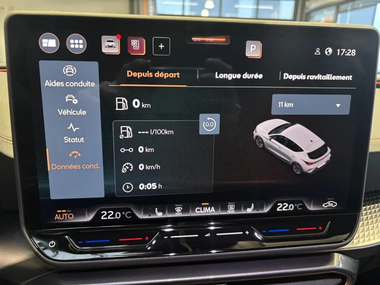 Écran tactile intérieur affichant les données de conduite d’une CUPRA Leon gris magnetic vue en 3/4 arrière.