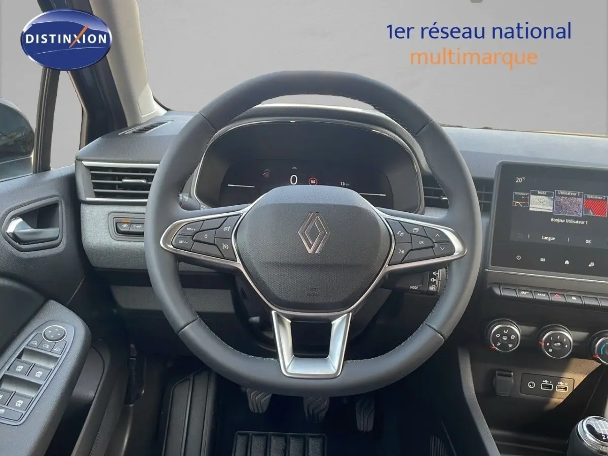 Vue intérieure centrée sur le volant cuir noir et tableau de bord digital de la Renault Clio Evolution Blue dCi 100.