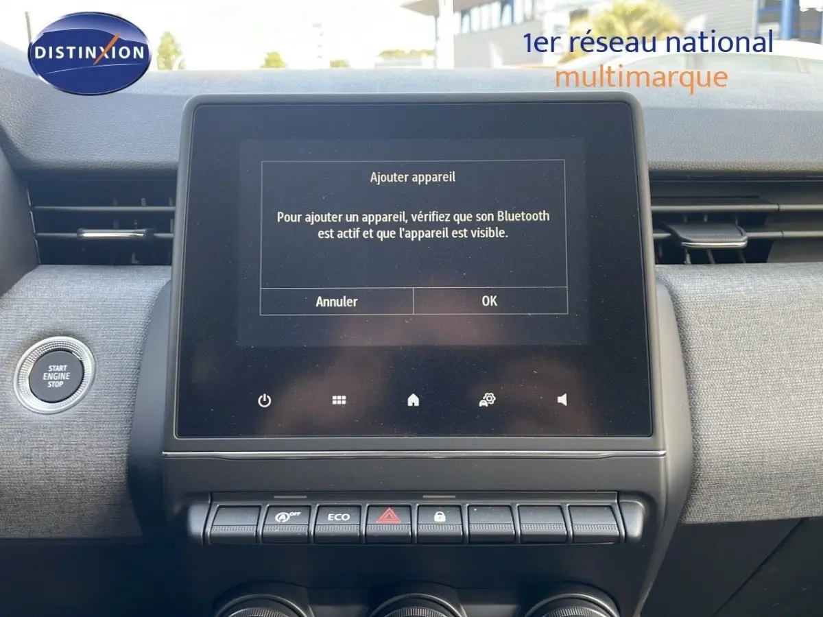 Tableau de bord central de Renault Clio 2025 avec écran tactile affichant la connexion Bluetooth, bouton start/stop visible.
