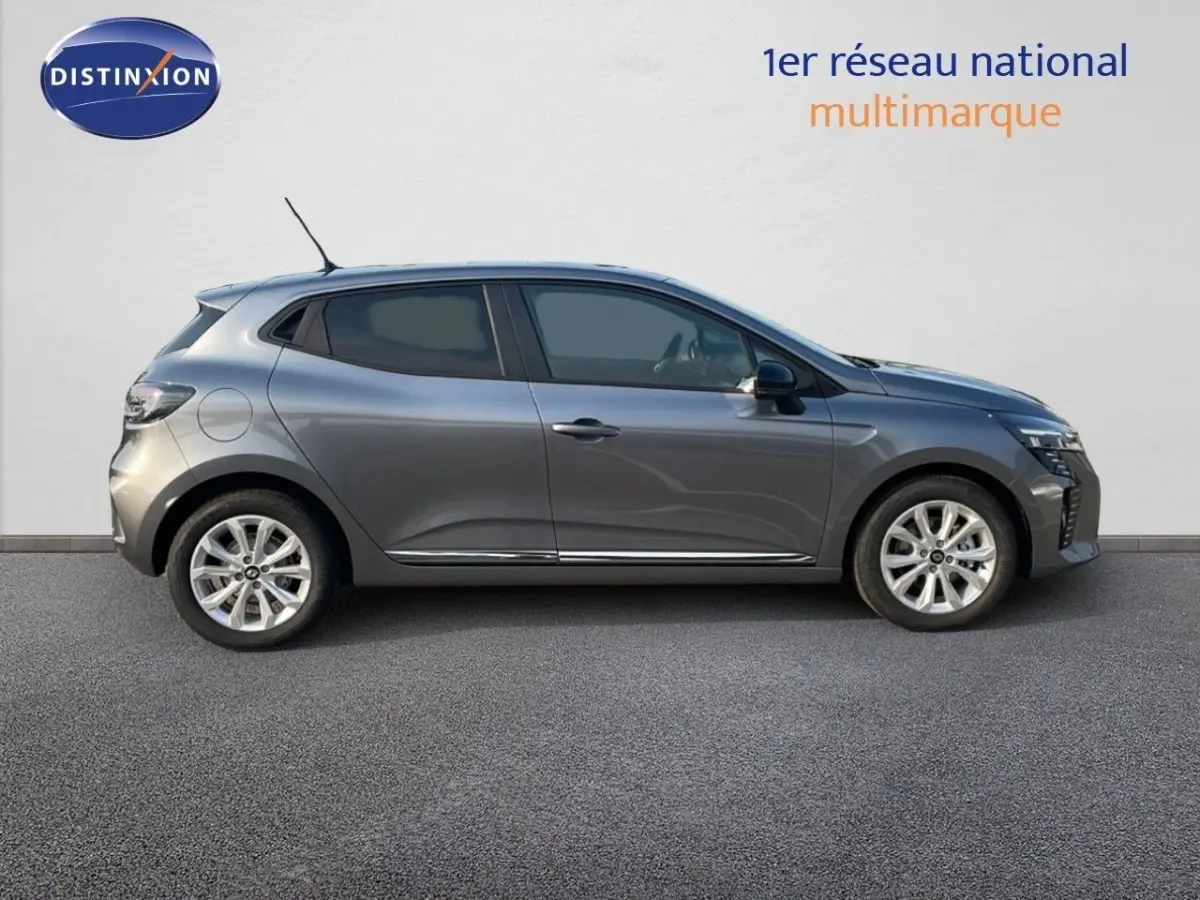 Profil droit d'une Renault Clio gris métallisé 2025, avec jantes alliage et vitres teintées.