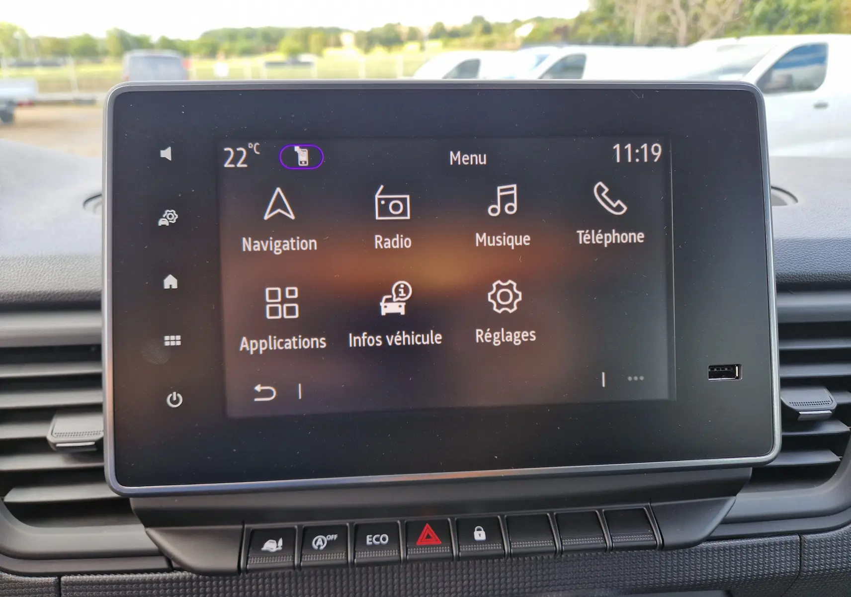 Écran tactile Easy Link 8'' du Renault Trafic L2H1 2026 affichant menu navigation, radio et téléphone.