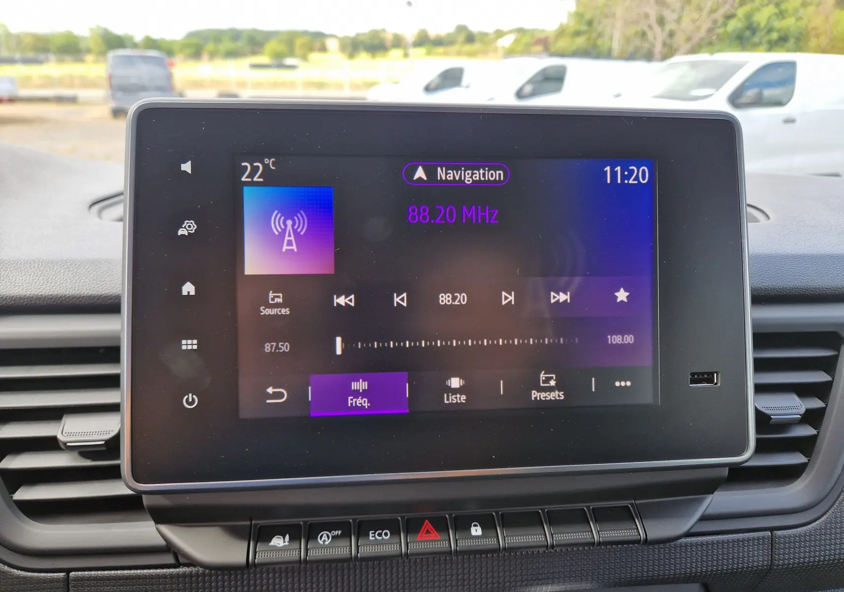 Vue rapprochée de l'écran tactile central du Renault Trafic blanc, affichant la radio sur 88.20 MHz avec commandes tactiles.
