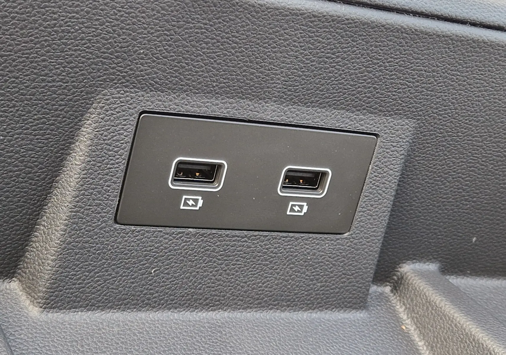 Détail des deux ports USB noirs intégrés dans l'habitacle du Renault Trafic blanc, version cabine approfondie.