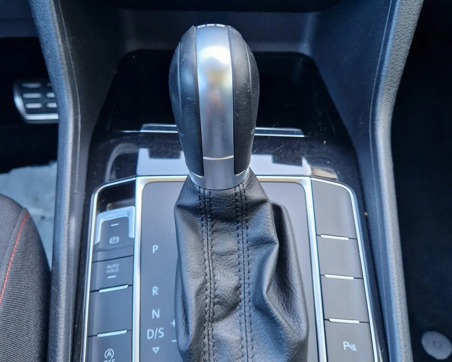 Le levier de vitesse automatique en cuir noir de la Volkswagen Golf Sportsvan 2017, vue rapprochée du console central.