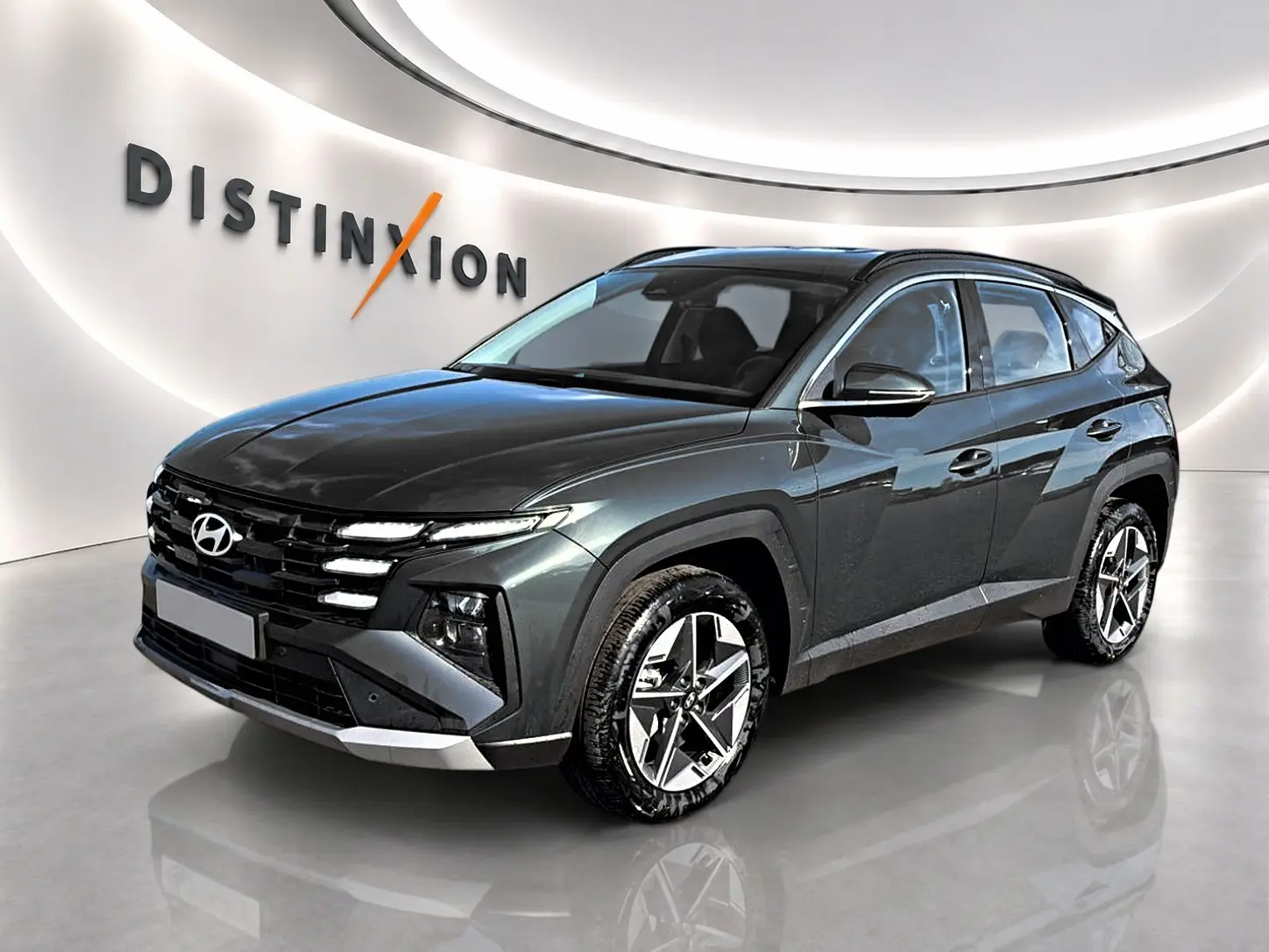 Hyundai Tucson vert 3/4 avant droit, jantes alu 18 pouces et signature lumineuse LED distinctive.