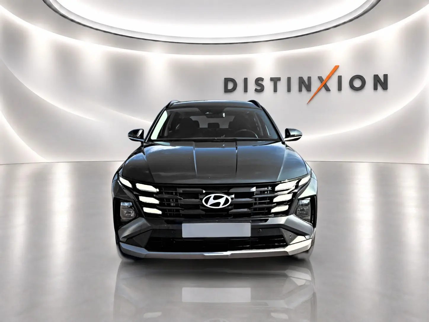 Vue frontale d’un Hyundai Tucson 2026 noir avec calandre distinctive et éclairage LED intégré.