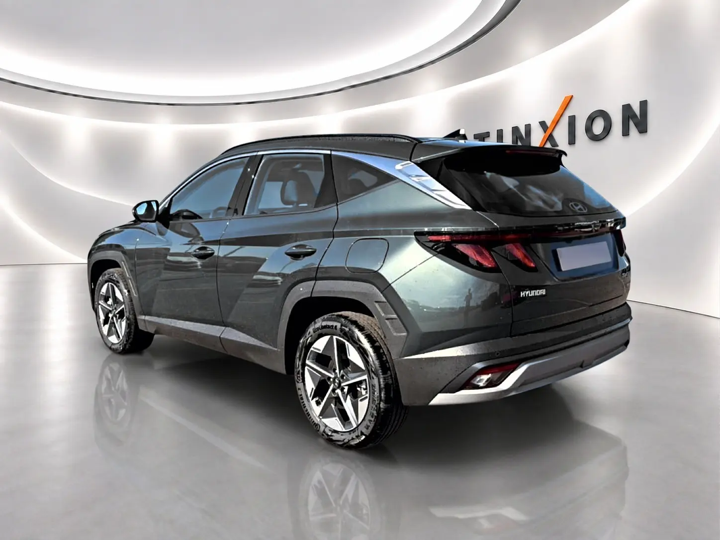 Vue 3/4 arrière droite du Hyundai Tucson 2026 vert avec jantes alu et feux arrière LED distinctifs.