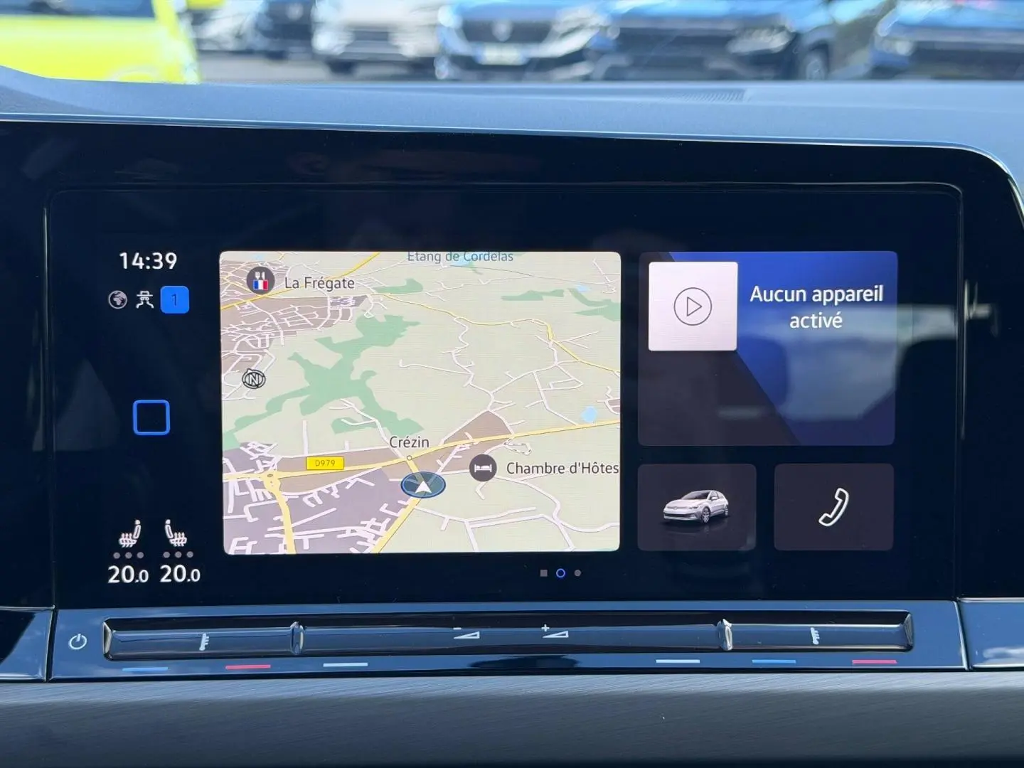 Écran tactile central de la Volkswagen Golf 2024 gris lunaire affichant navigation et commandes multimédia.