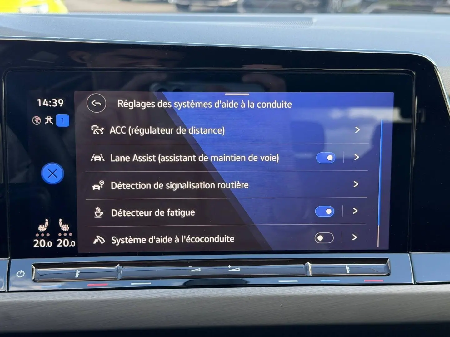 Écran tactile intérieur de la Volkswagen Golf 2024 affichant les réglages des aides à la conduite.