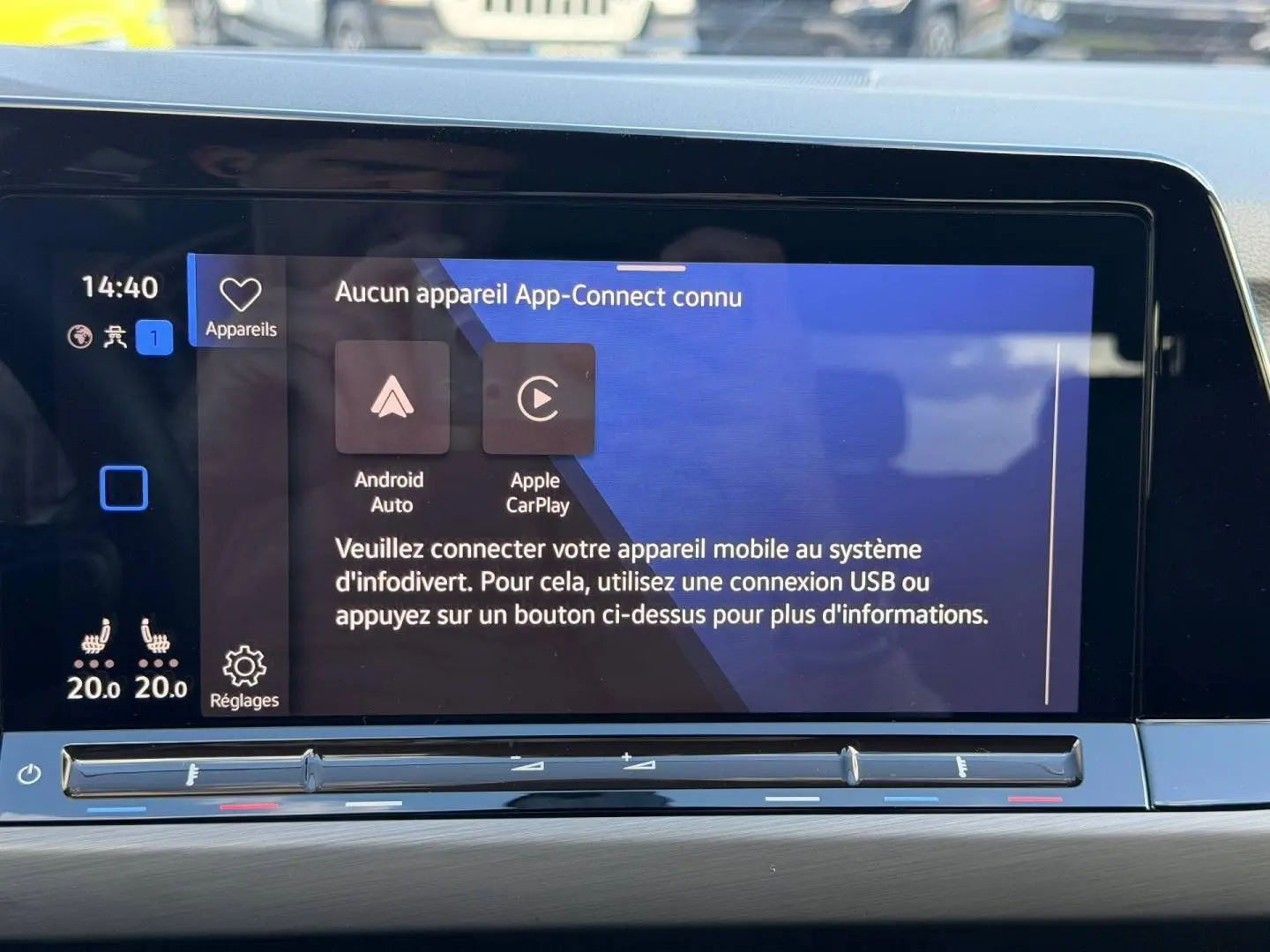 Écran tactile central de la Volkswagen Golf gris lunaire 2024 affichant l'interface App-Connect.