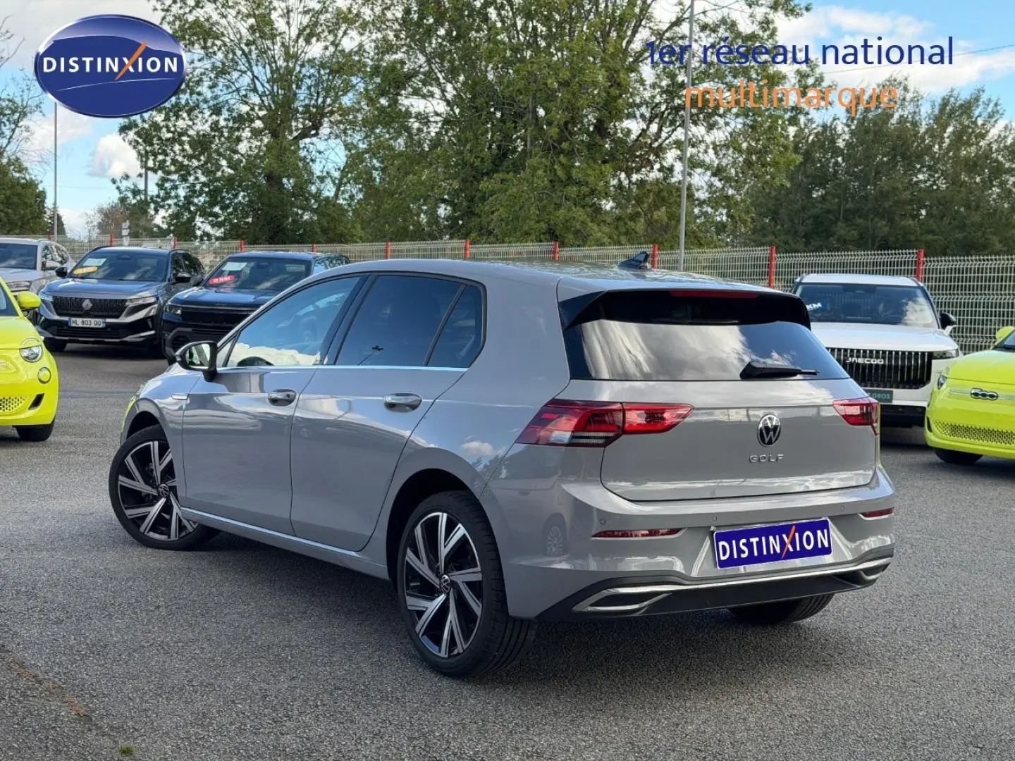Volkswagen Golf 1.5 TSI gris lunaire vue 3/4 arrière droit, jantes alliage et feux arrière LED visibles.