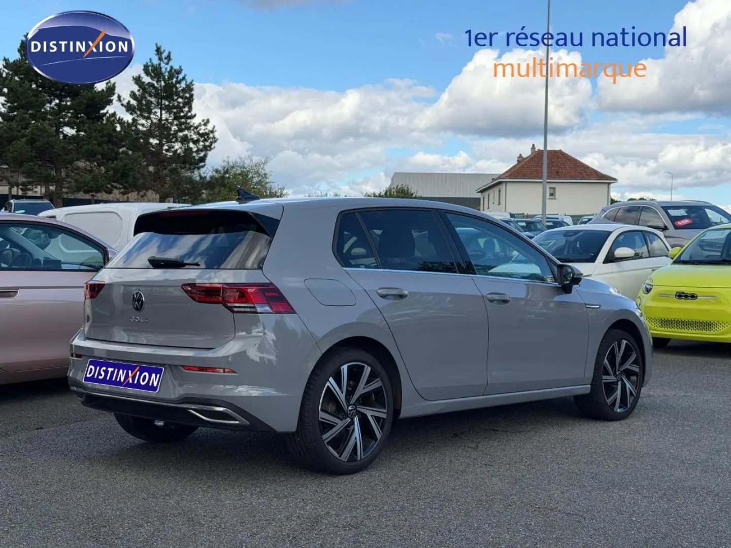 Volkswagen Golf 1.5 TSI gris lunaire vue 3/4 arrière droit, jantes alliage et feux arrière LED visibles.