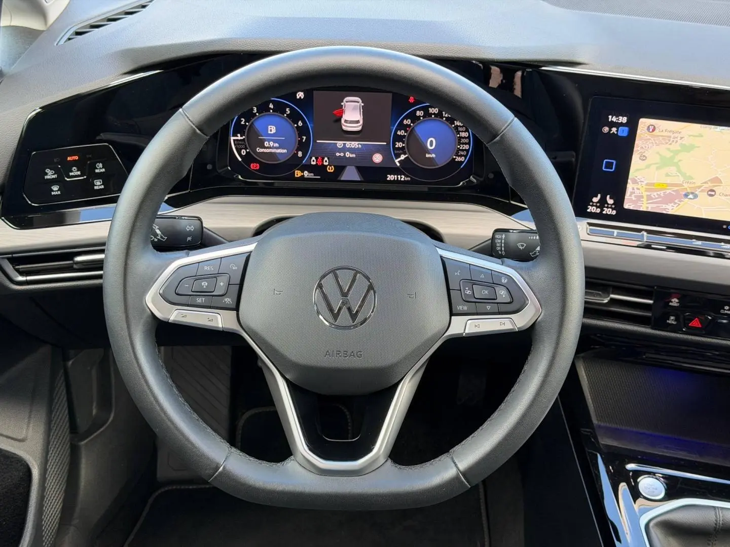 Vue rapprochée du volant cuir multifonction et du tableau de bord numérique de la Volkswagen Golf 2024 gris lunaire.