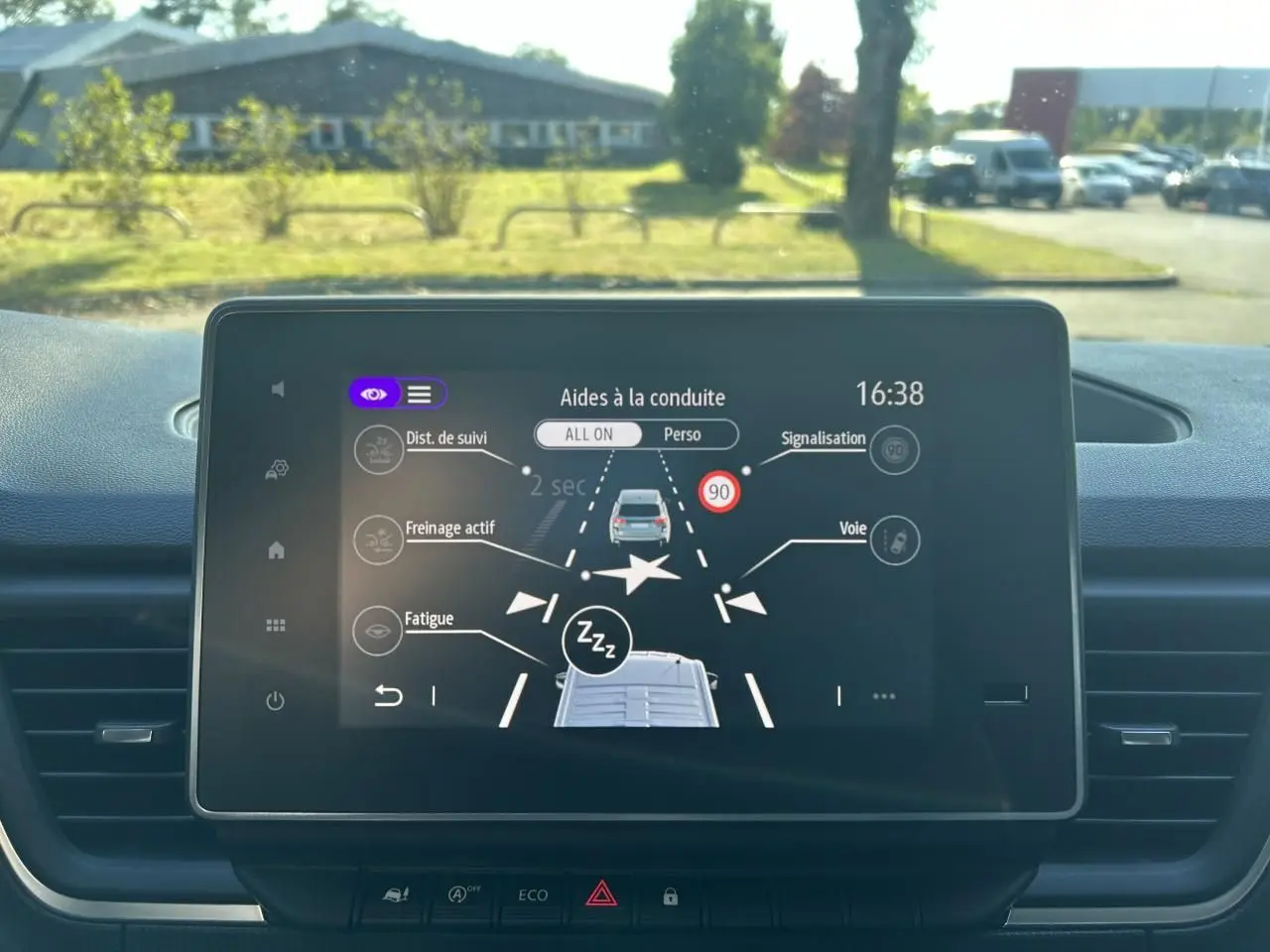 Écran central du Renault Trafic Fourgon gris urbain 2025 montrant les aides à la conduite et alertes de sécurité.