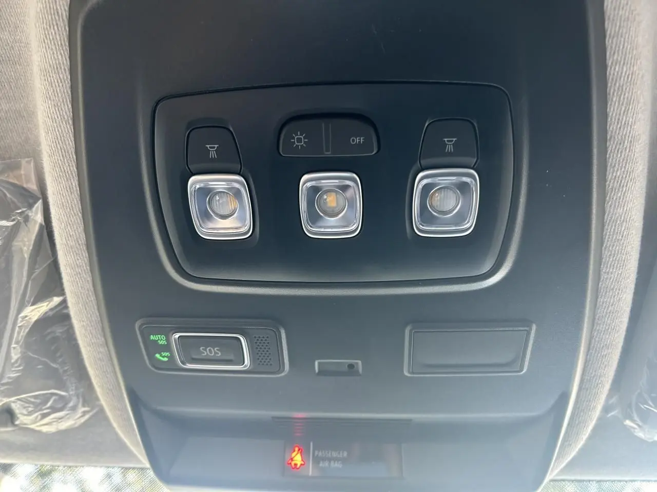 Plafonnier intérieur du Renault Trafic Fourgon L1H1 Gris Urbain avec commandes d'éclairage et bouton SOS visible.