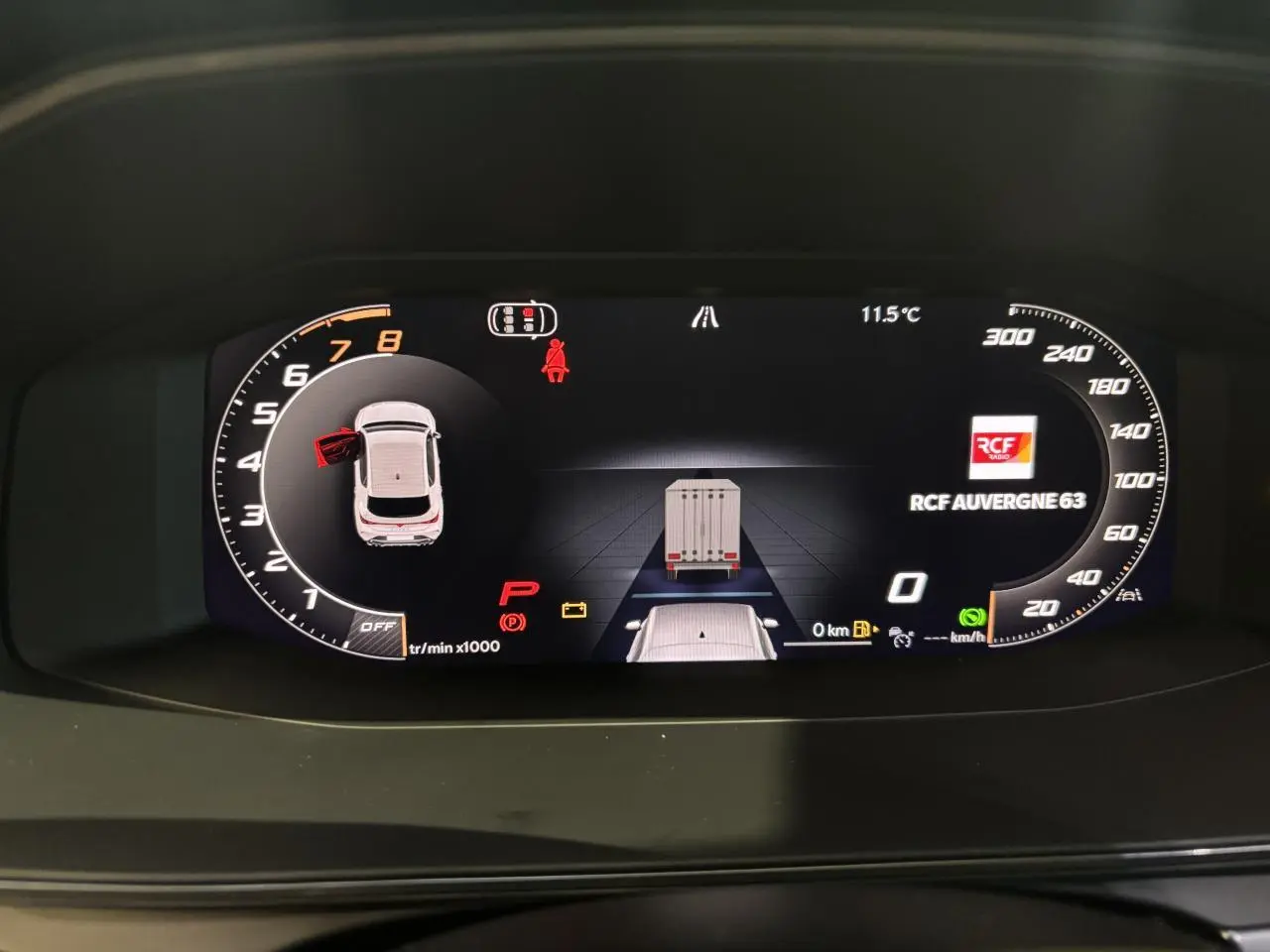 Combiné d'instruments digital de la CUPRA Leon 2026 affichant la vitesse, régime moteur et alertes de sécurité.