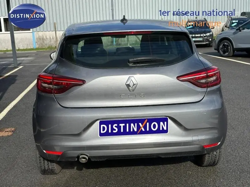 Vue arrière d'une Renault Clio gris métallisé 2023, avec feux arrière allongés et logo distinctif au centre du hayon.