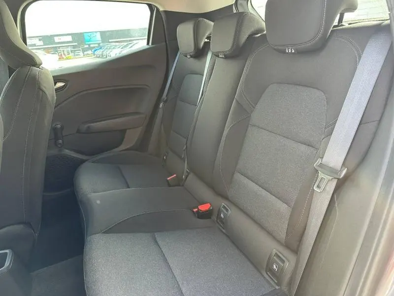 Vue intérieure côté droit des sièges arrière noirs de la Renault Clio 1.0 TCe 90ch Equilibre 2023.