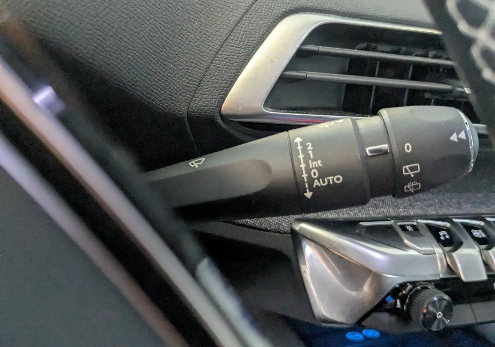 Gros plan sur la commande d’essuie-glace côté gauche du tableau de bord du Peugeot 3008 blanc toit noir 2018.
