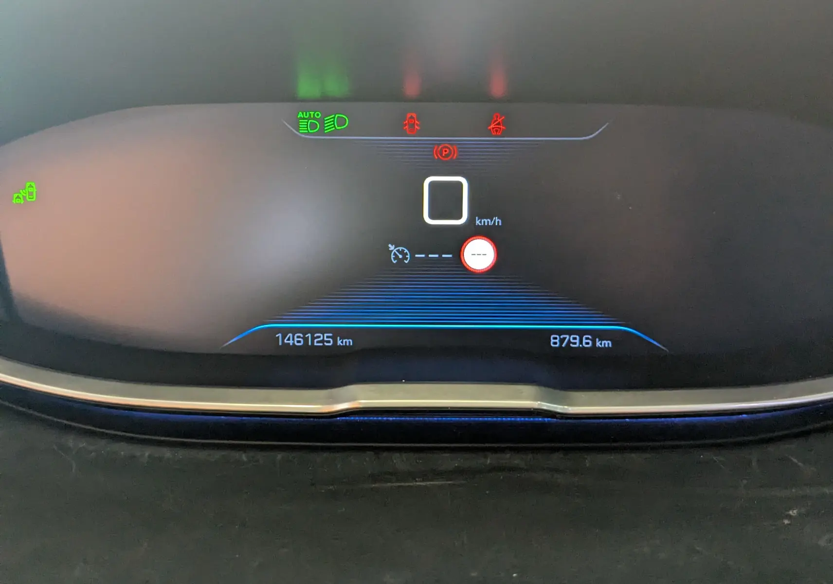 Tableau de bord numérique du Peugeot 3008 HDi 130 Allure 2018, affichage des voyants et kilométrage à 146125 km.