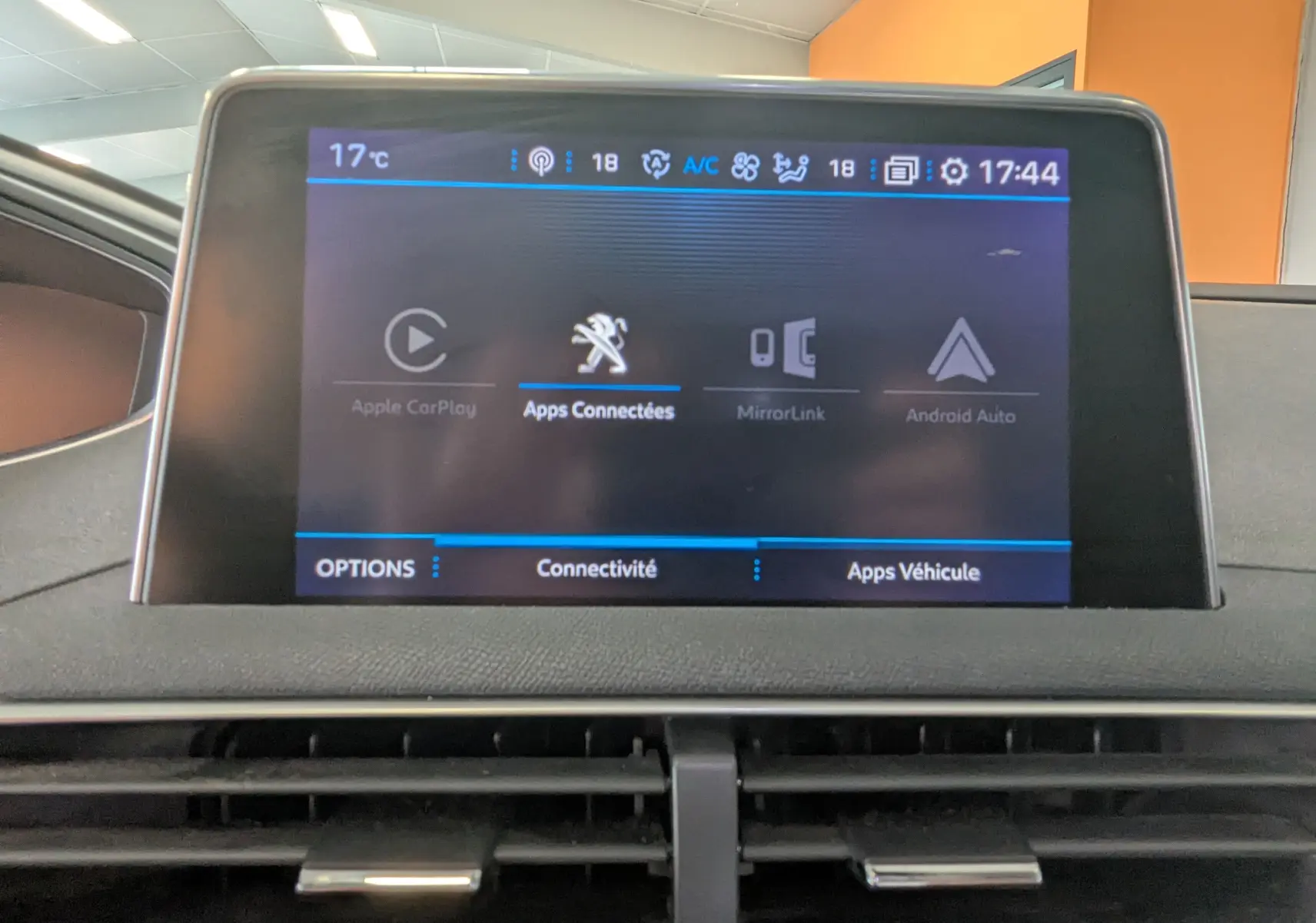 Écran tactile central du tableau de bord du Peugeot 3008 2018 affichant les options de connectivité et applications.