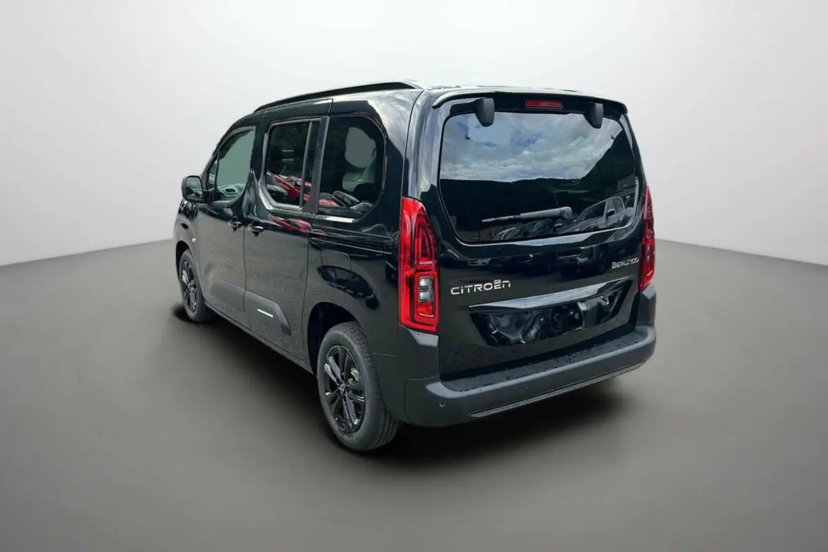 Vue 3/4 arrière droite du Citroën Berlingo noir perla nera avec vitres surteintées et jantes alu noires.
