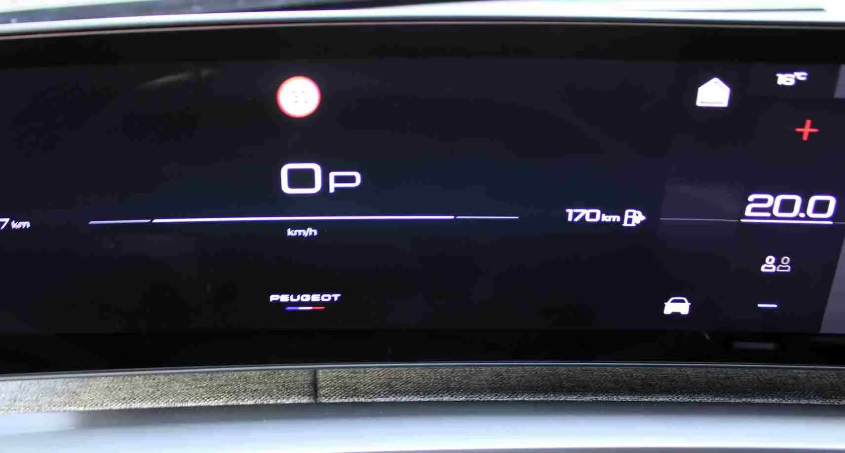 Tableau de bord numérique du Peugeot 5008 Hybrid 2025 affichant la vitesse, autonomie et température intérieure.