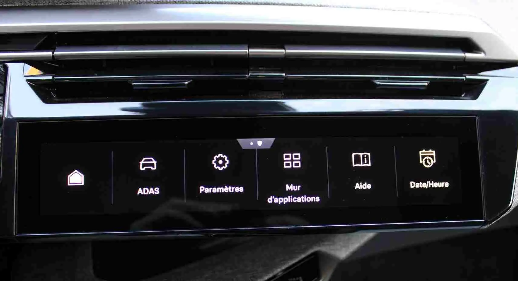 Écran tactile central du tableau de bord du Peugeot 5008 gris titane, affichant les menus ADAS, paramètres et applications.