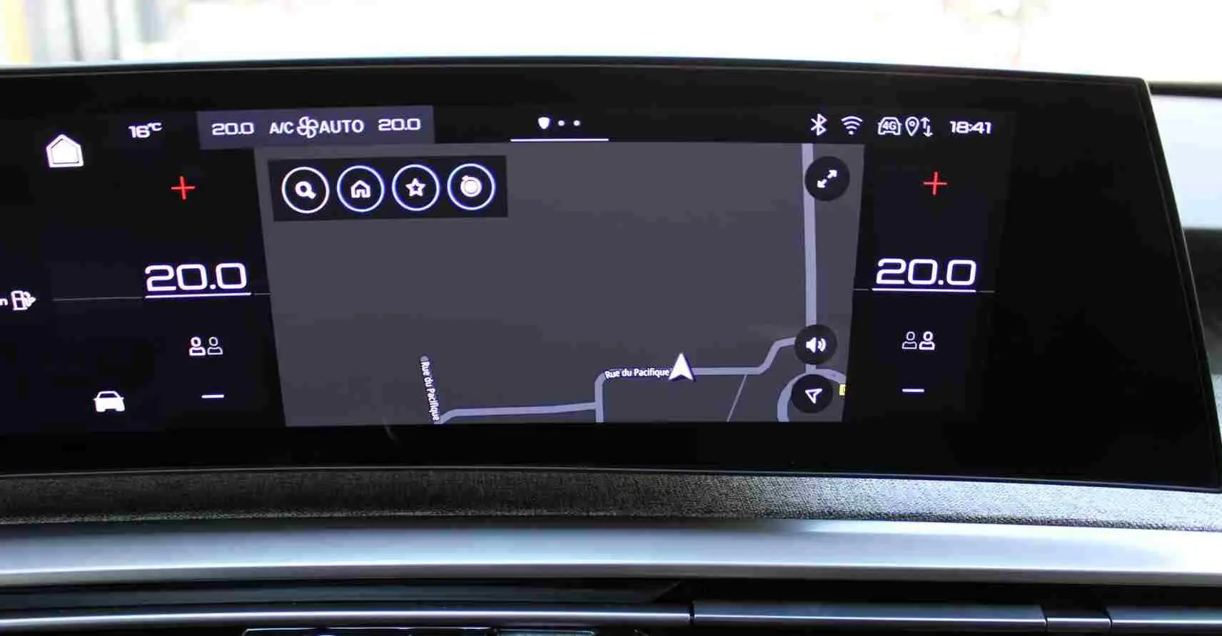Écran tactile central du tableau de bord du Peugeot 5008 gris titane, affichant la navigation et la climatisation à 20°C.