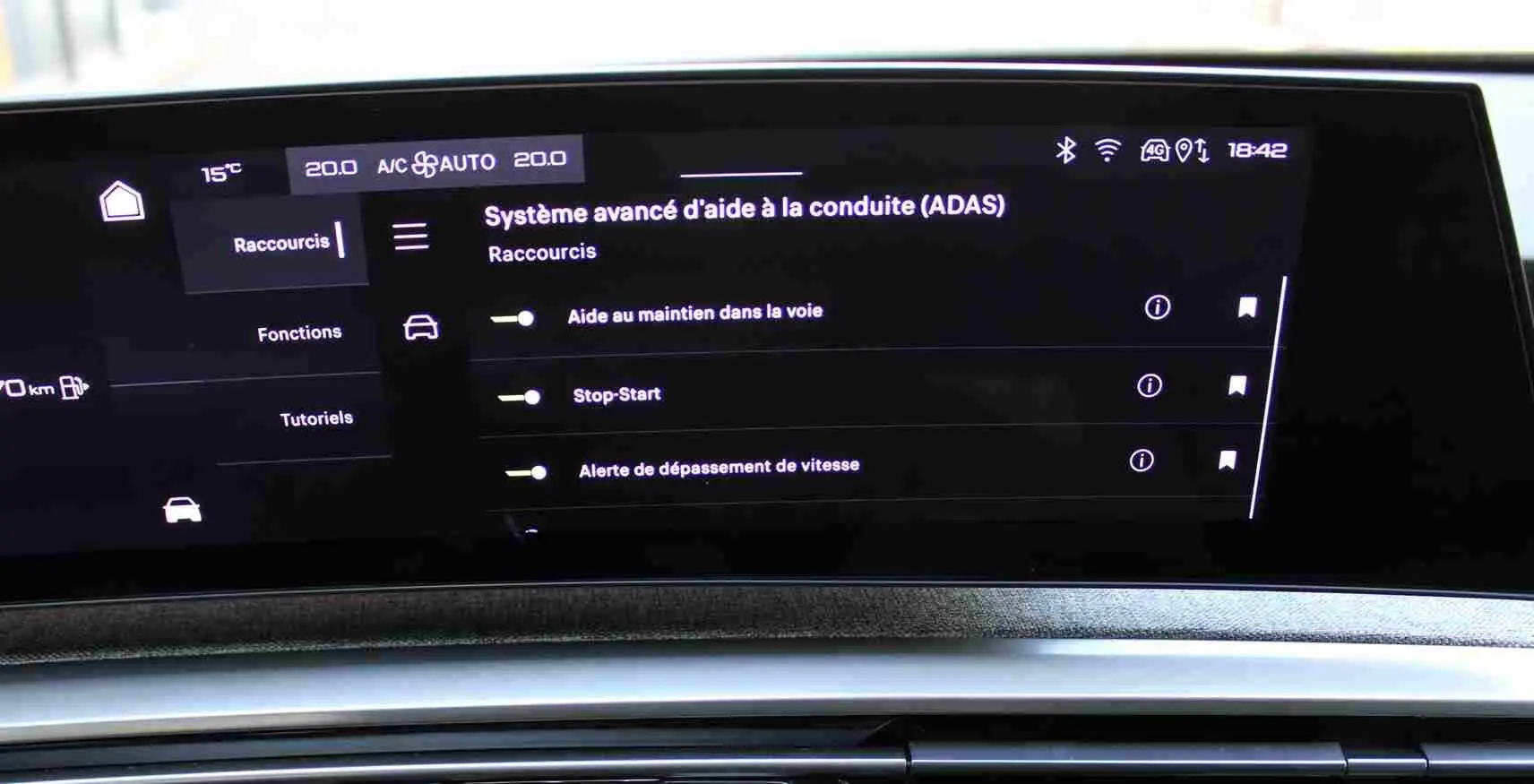 Écran tactile intérieur du Peugeot 5008 Hybrid 2025 affichant les options avancées d’aide à la conduite.