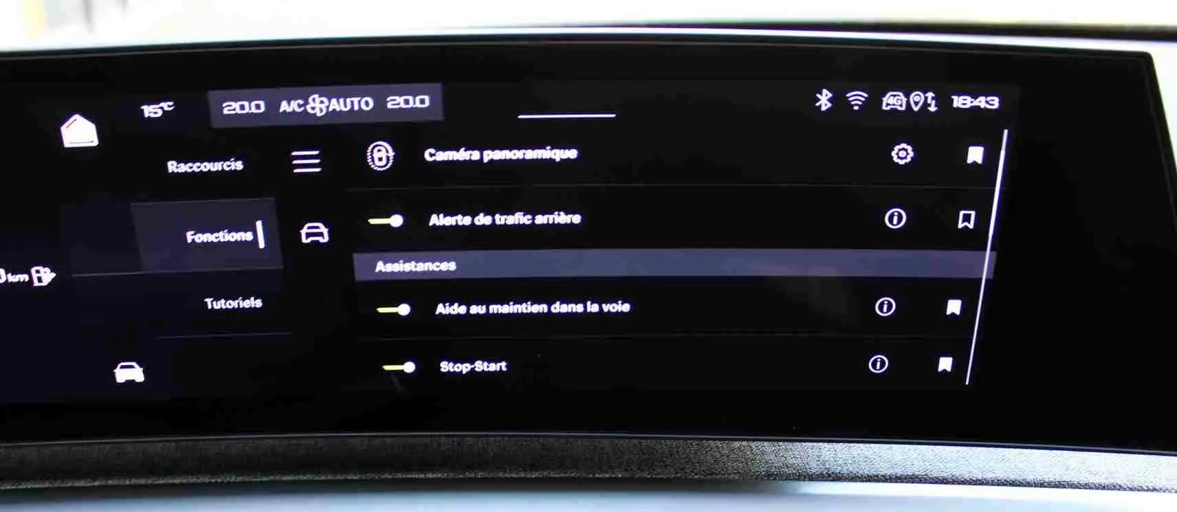 Écran tactile intérieur du Peugeot 5008 III Hybrid affichant les options d'assistance à la conduite.