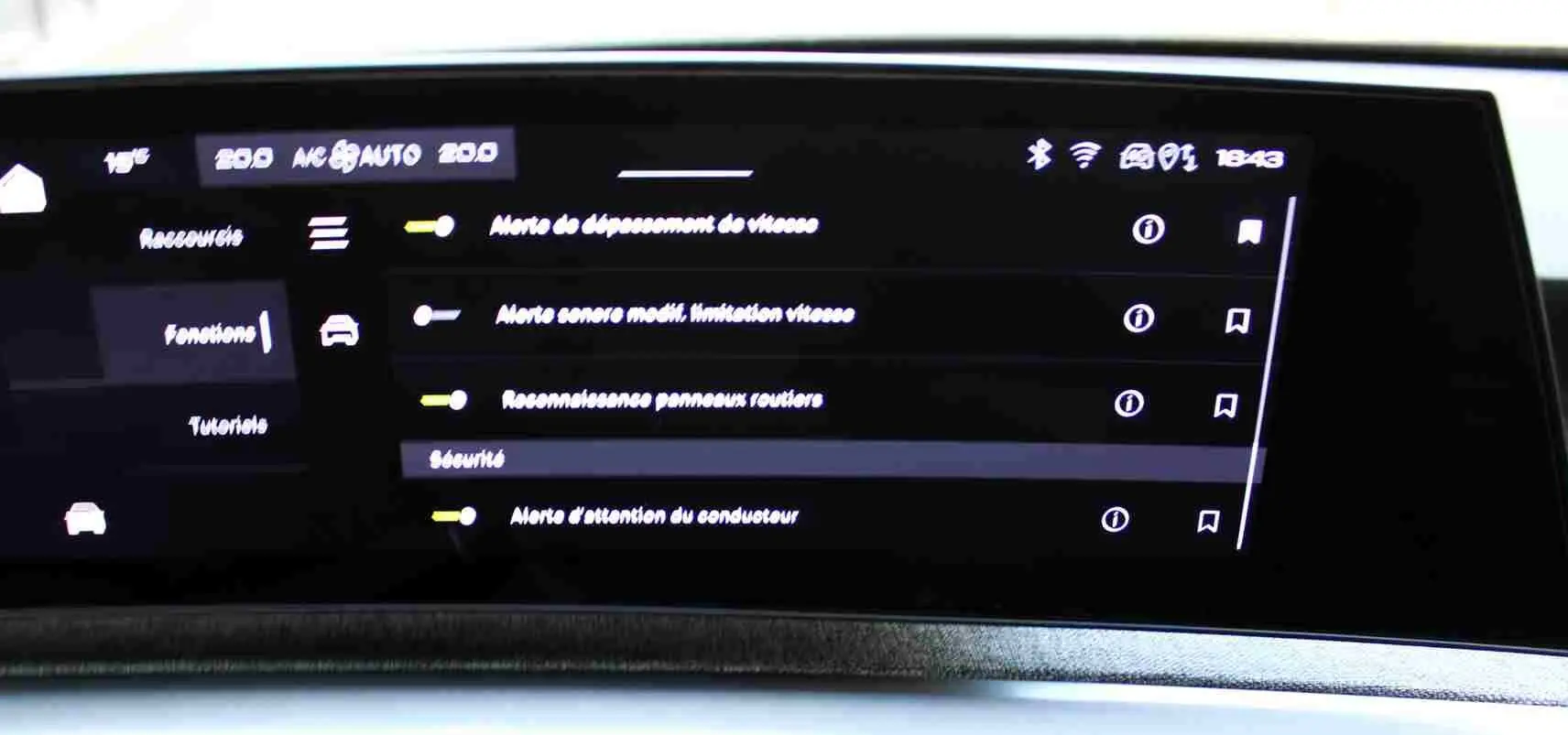 Écran tactile intérieur du Peugeot 5008 Hybrid 2025 affichant les réglages de sécurité et alertes conducteur.