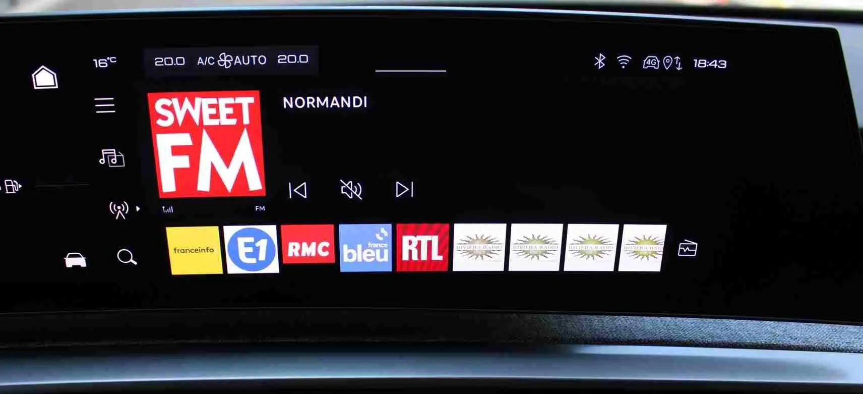 Écran tactile central du Peugeot 5008 III Hybrid 2025 affichant la radio Sweet FM et plusieurs stations FM.