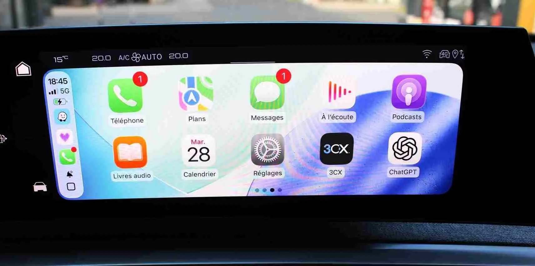 Écran tactile central du Peugeot 5008 Hybrid 2025 affichant les applications connectées avec interface claire et colorée.