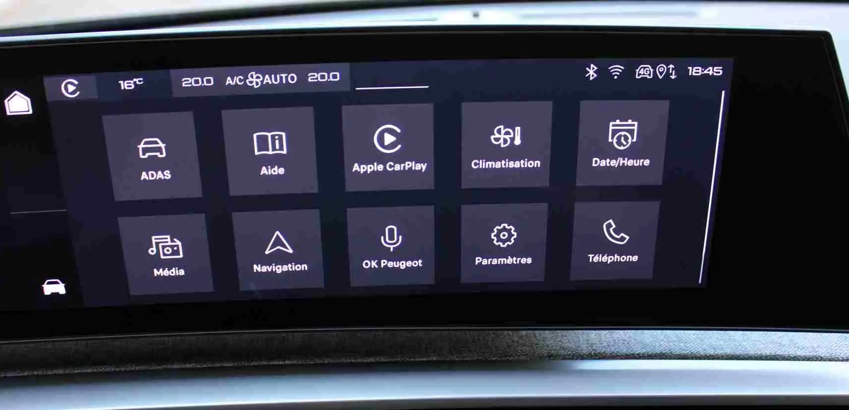 Écran tactile central du Peugeot 5008 Hybrid 2025 affichant les options connectées et climatisation.