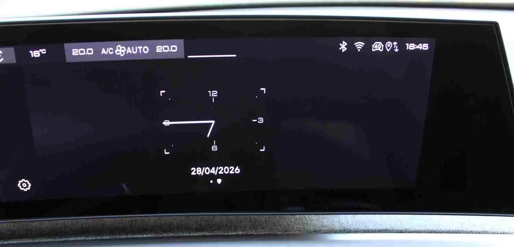 Affichage numérique du tableau de bord du Peugeot 5008 Hybrid 2025, montrant l'heure, la date et la température intérieure.