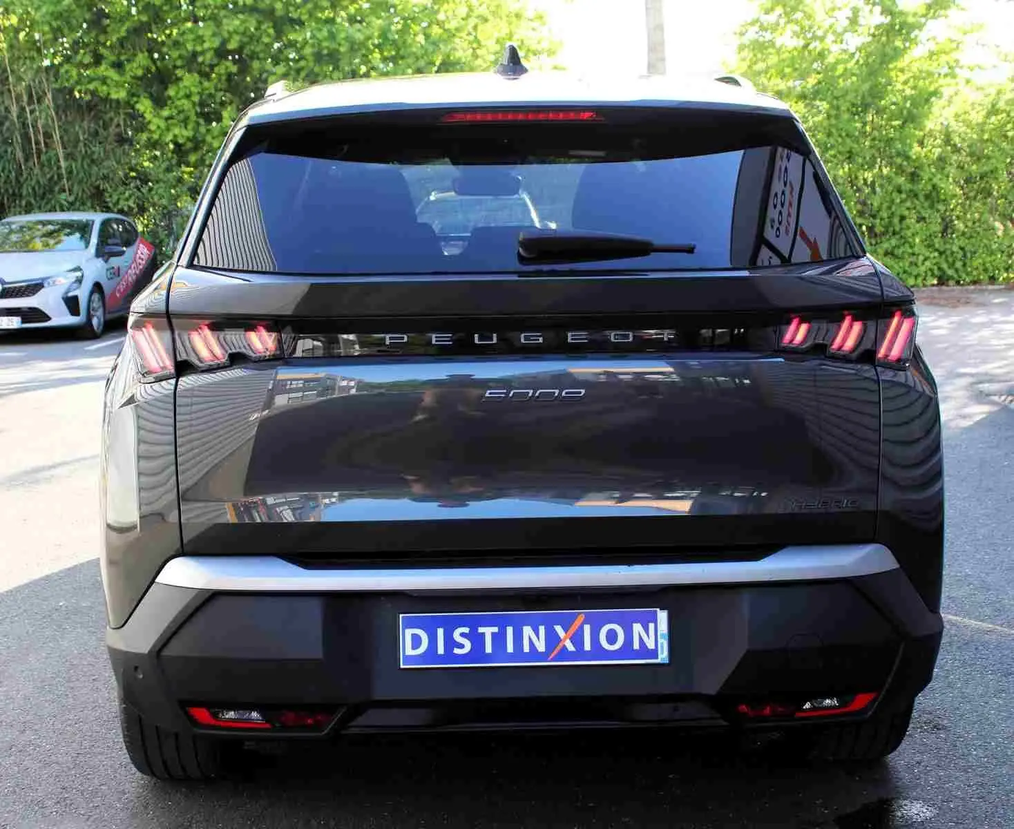 Vue arrière d’un Peugeot 5008 gris titane métal 2025 avec feux LED caractéristiques et plaque Distinxion.