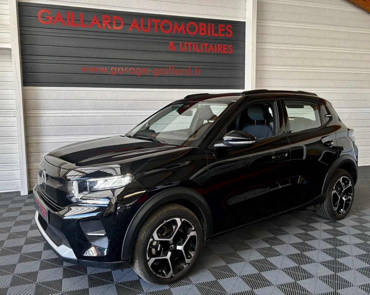 Citroën C3 Turbo 100 BVM6 noir vue 3/4 avant droit, avec jantes noires et toit noir brillant en showroom.