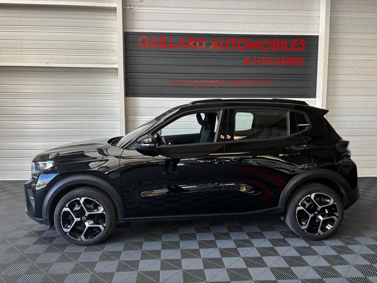 Profil côté gauche d'une Citroën C3 Turbo 100 BVM6 MAX noire, avec jantes distinctives et rétroviseurs ton caisse.