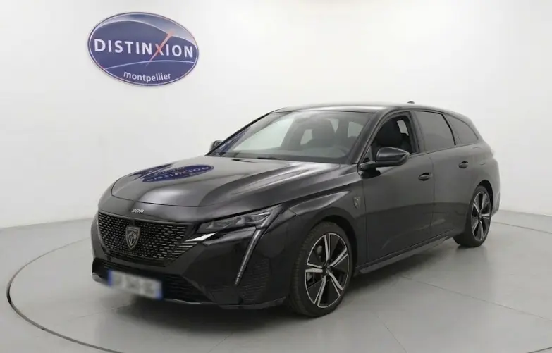 Peugeot 308 SW PHEV 180 e-EAT8 noir, vue 3/4 avant droit, avec feux LED et jantes alliage distinctives.