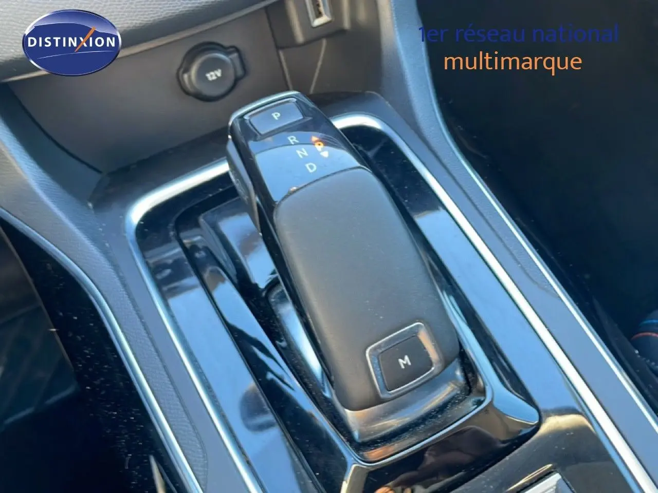 Le levier de vitesses automatique noir brillant de la Peugeot 308 gris Artense, vue en gros plan intérieur.