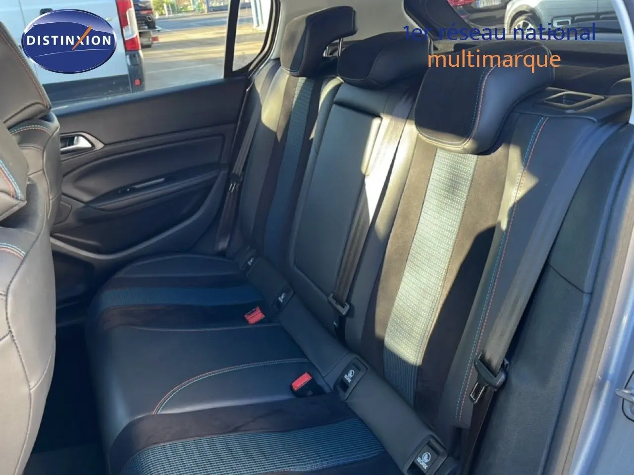 Vue intérieure côté gauche des sièges arrière en cuir noir et tissu de la Peugeot 308 gris Artense 2019.