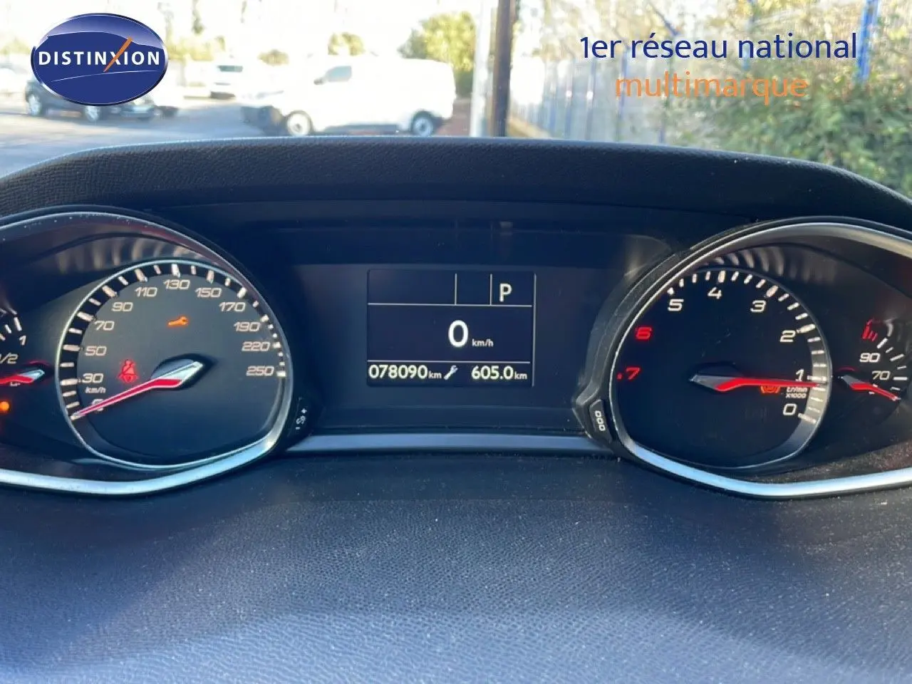 Vue rapprochée du tableau de bord de la Peugeot 308 affichant le compteur de vitesse et le compte-tours.