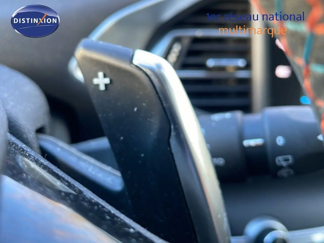 Gros plan sur la palette de changement de vitesse côté droit du volant d’une Peugeot 308 gris Artense 2019.