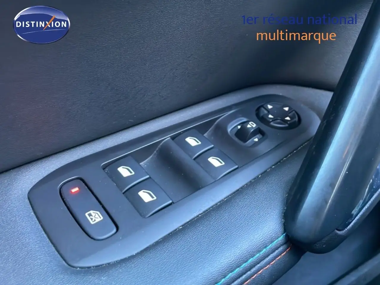 Gros plan sur les commandes des vitres électriques côté conducteur d'une Peugeot 308 gris Artense, avec bouton de verrouillage activé.