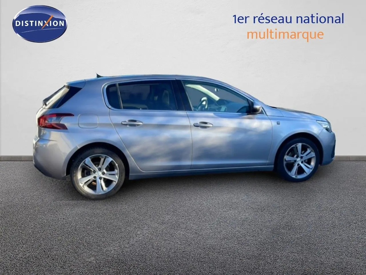Peugeot 308 gris Artense métal vue de profil côté gauche, avec jantes alliage et lignes épurées.